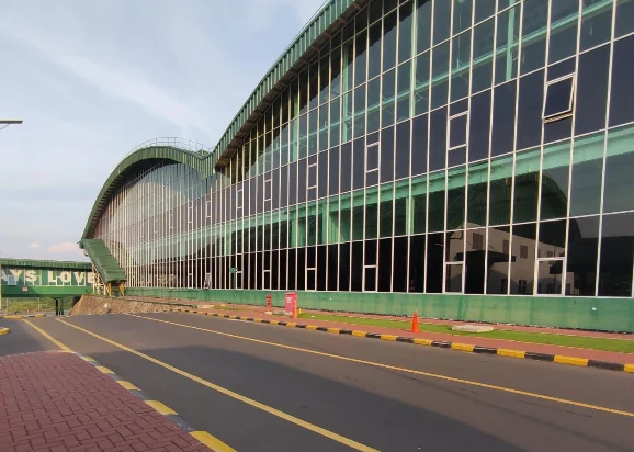 Kaca Film — Fasad Gedung dari Sudut Samping